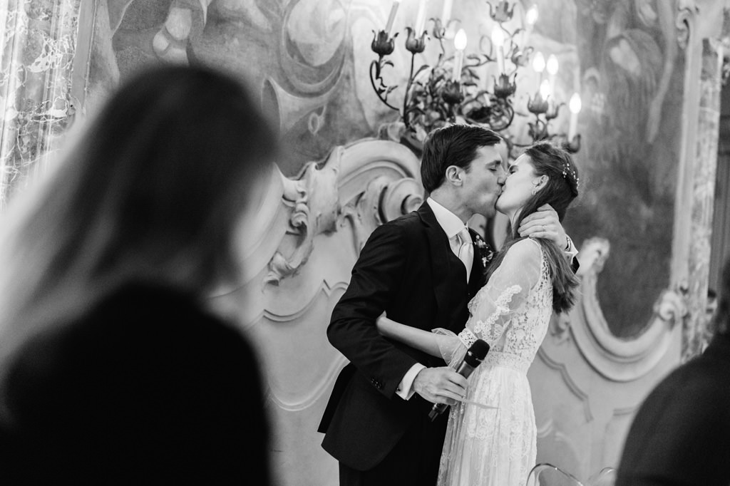 Best Destination Wedding Photographer Emotions Bacio degli Sposi Foto di Reportage Nozze Milano