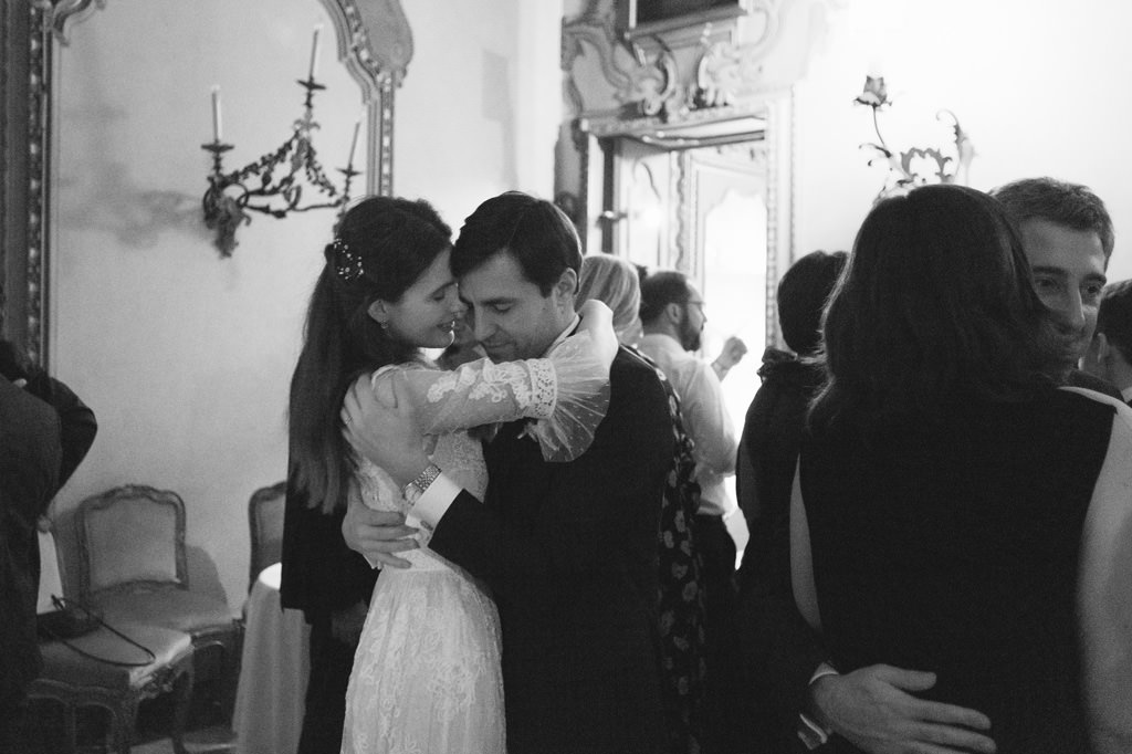 Best Destination Wedding Photographer Emotions Abbraccio degli Sposi Reportage Milano