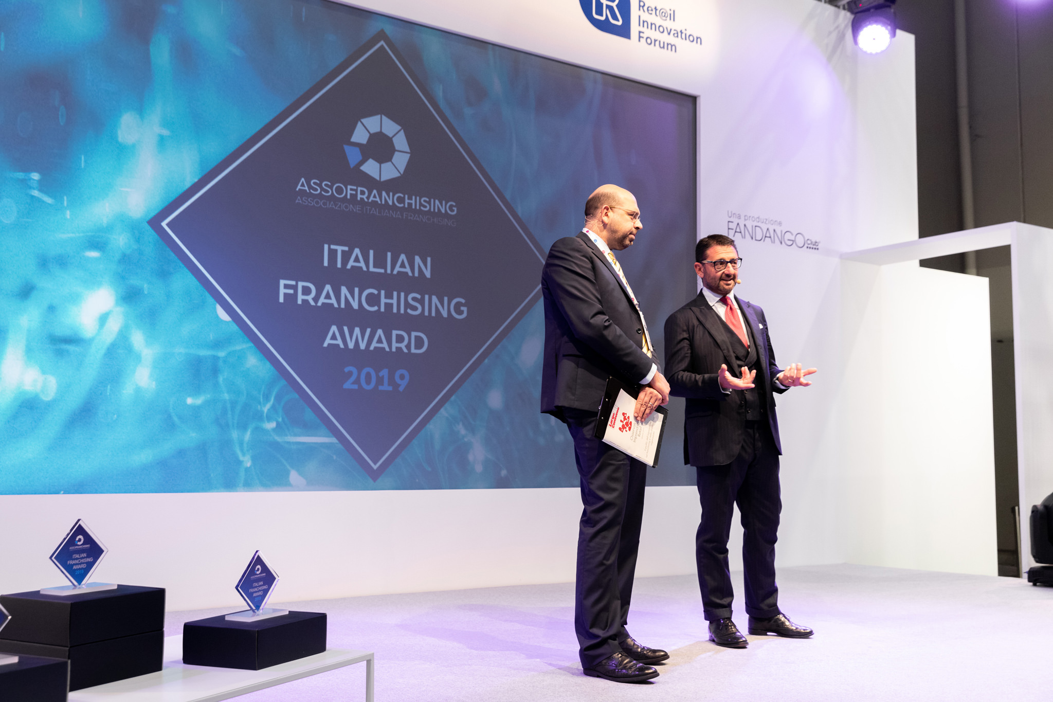 Fotografo Eventi Esclusivi Aziendali Fiera Milano Assofranchisin Duerelatorienuncianoundiscorsointroduttivodurantelaconferenzadurantel'ItalianFranchisingAward