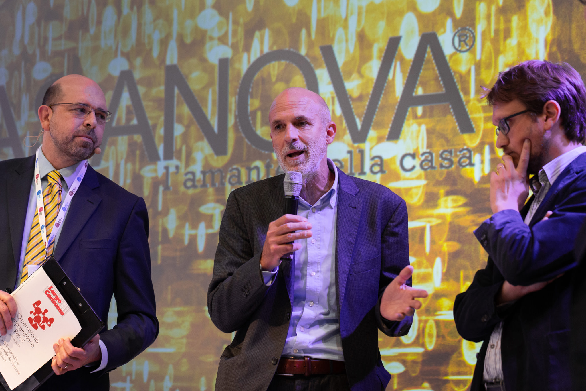 Fotografo Eventi Esclusivi Aziendali Fiera Milano Assofranchisin Un conferenziere espone la sua tesi le premiazioni
