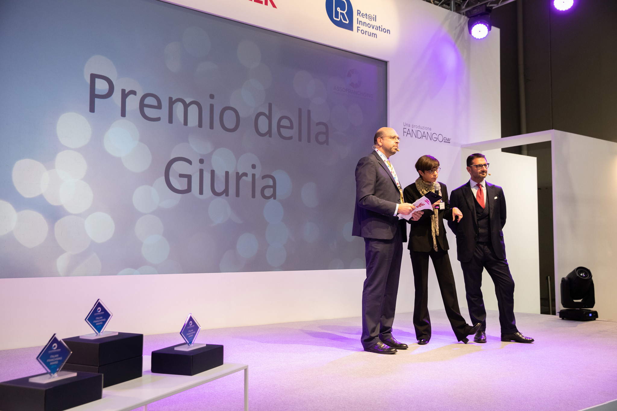 Fotografo Eventi Esclusivi Aziendali Fiera Milano Assofranchisin I relatori annunciano il premio della Giuria
