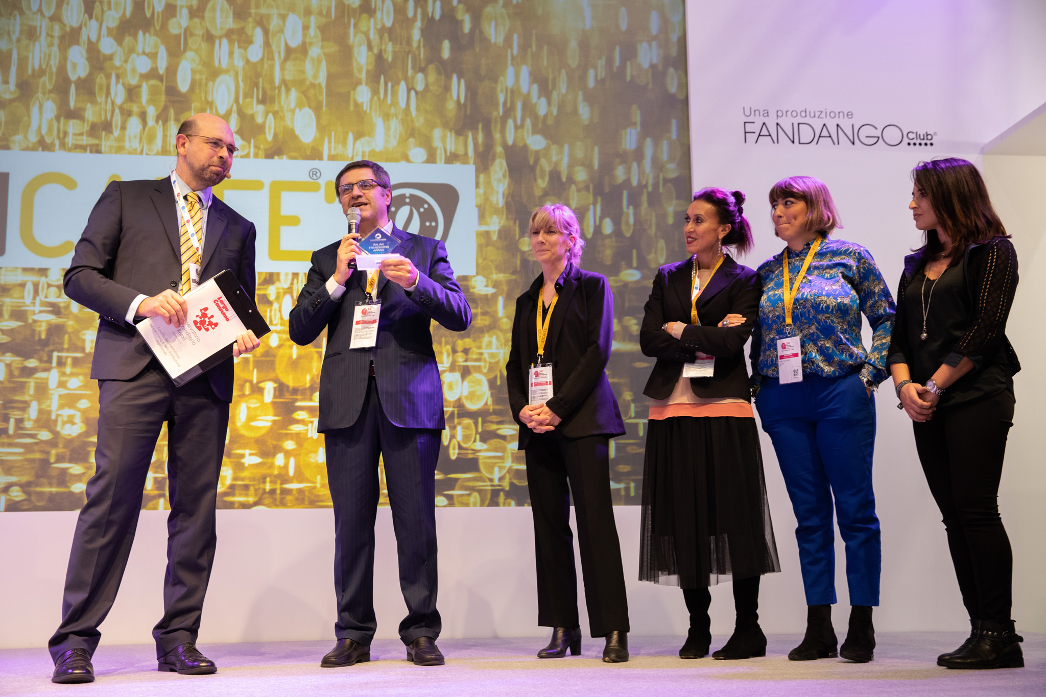 Fotografo Eventi Esclusivi Aziendali Fiera Milano Assofranchisin Il presentatore dell'evento annuncia un altro vincitore