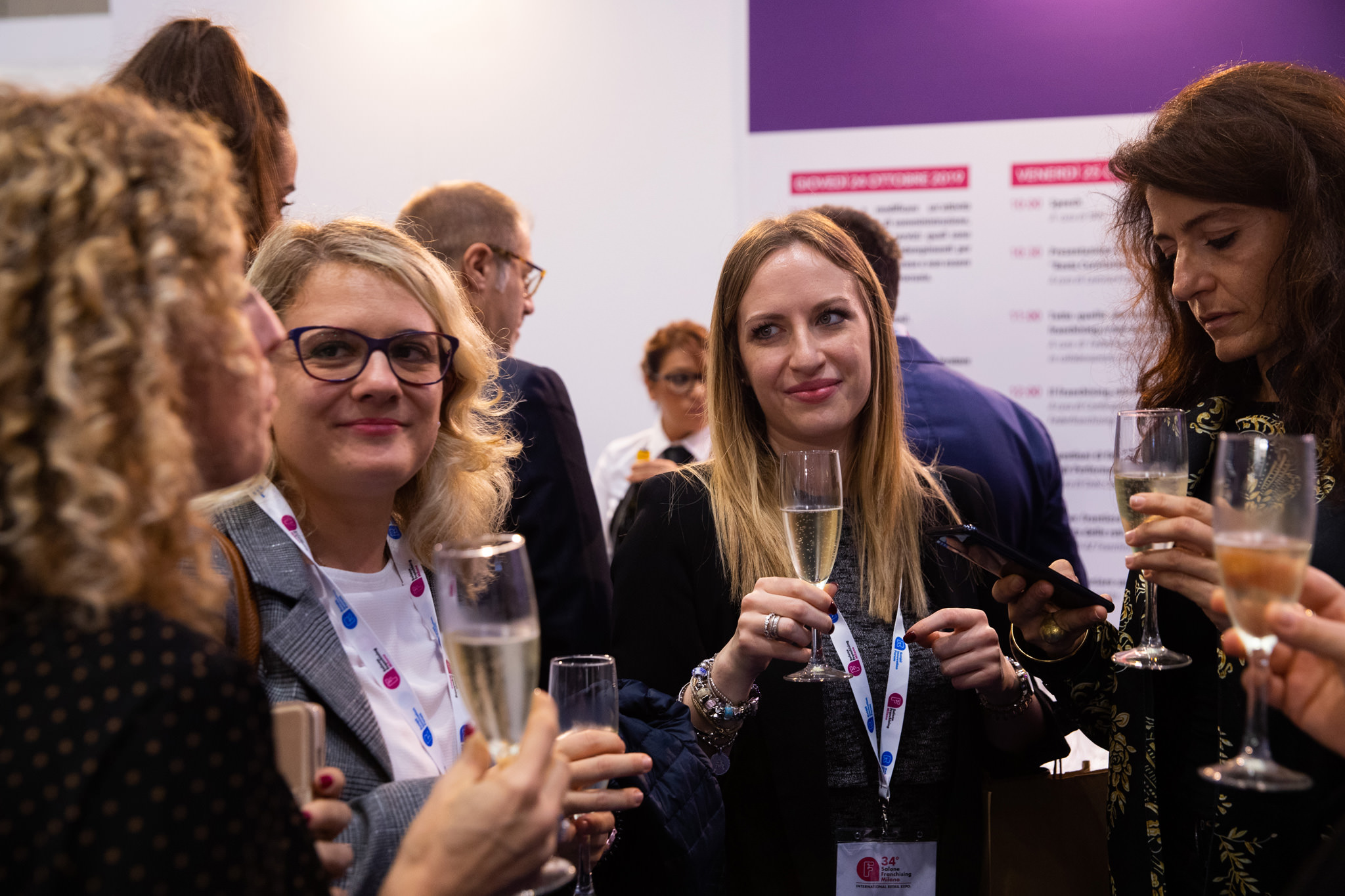 Fotografo Eventi Esclusivi Aziendali Fiera Milano Assofranchisin Gli invitati brindano con un bicchiere di champagne