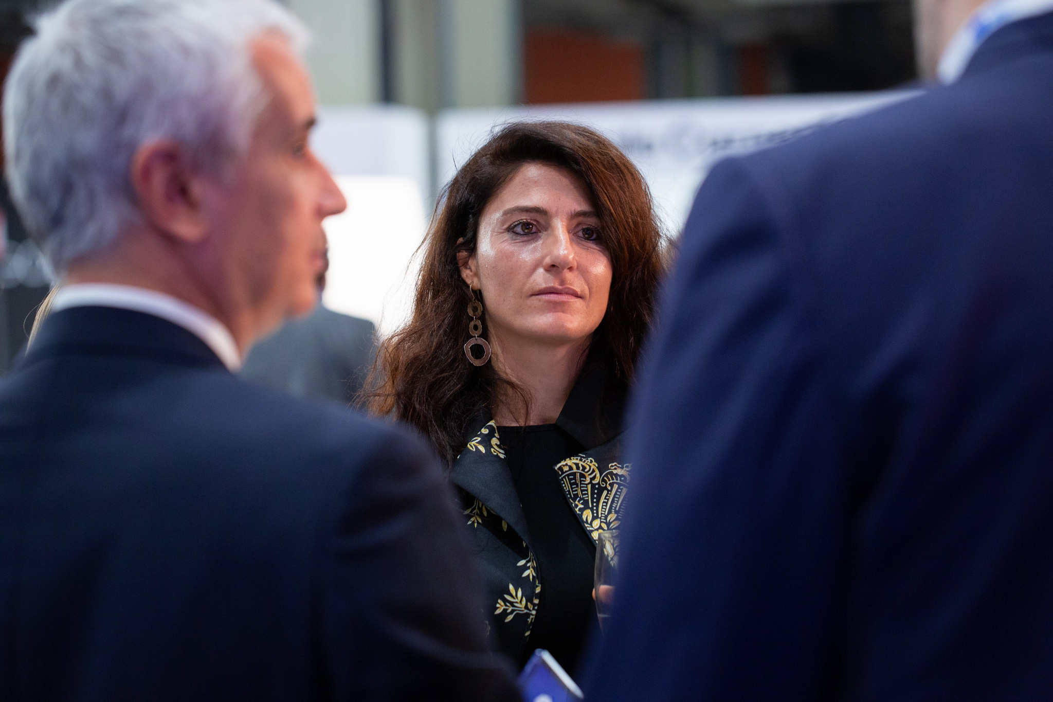 Fotografo Eventi Esclusivi Aziendali Fiera Milano Assofranchisin Un'ospite sorride in compagnia dei colleghi