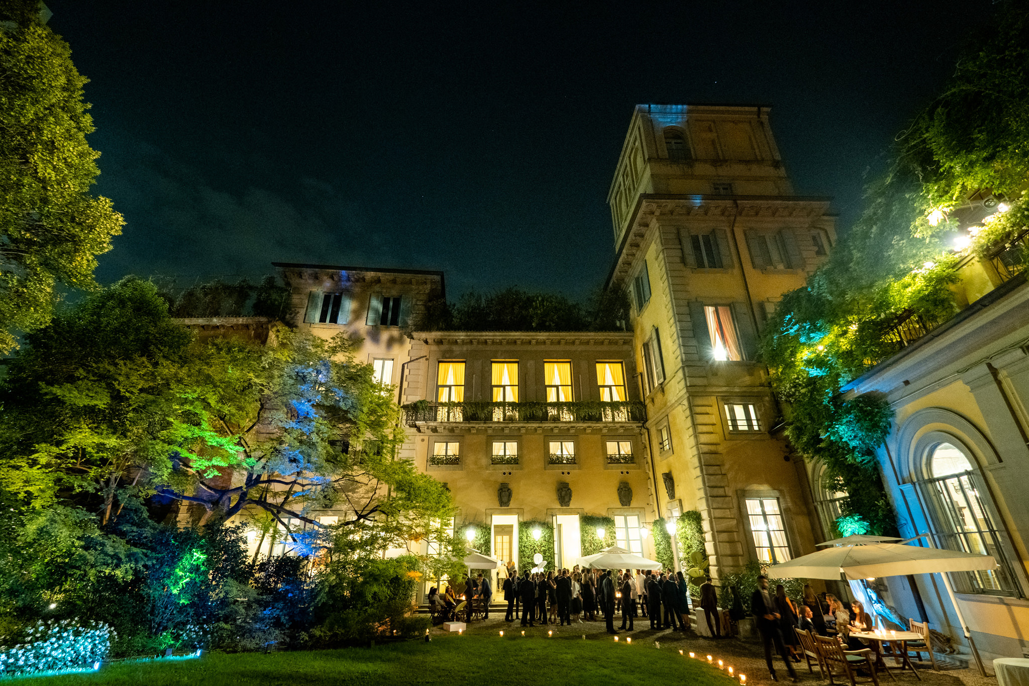Una panoramica dal cortile della location che ospita il quarantesimo anniversario dello studio legale Rucellai e Raffaelli