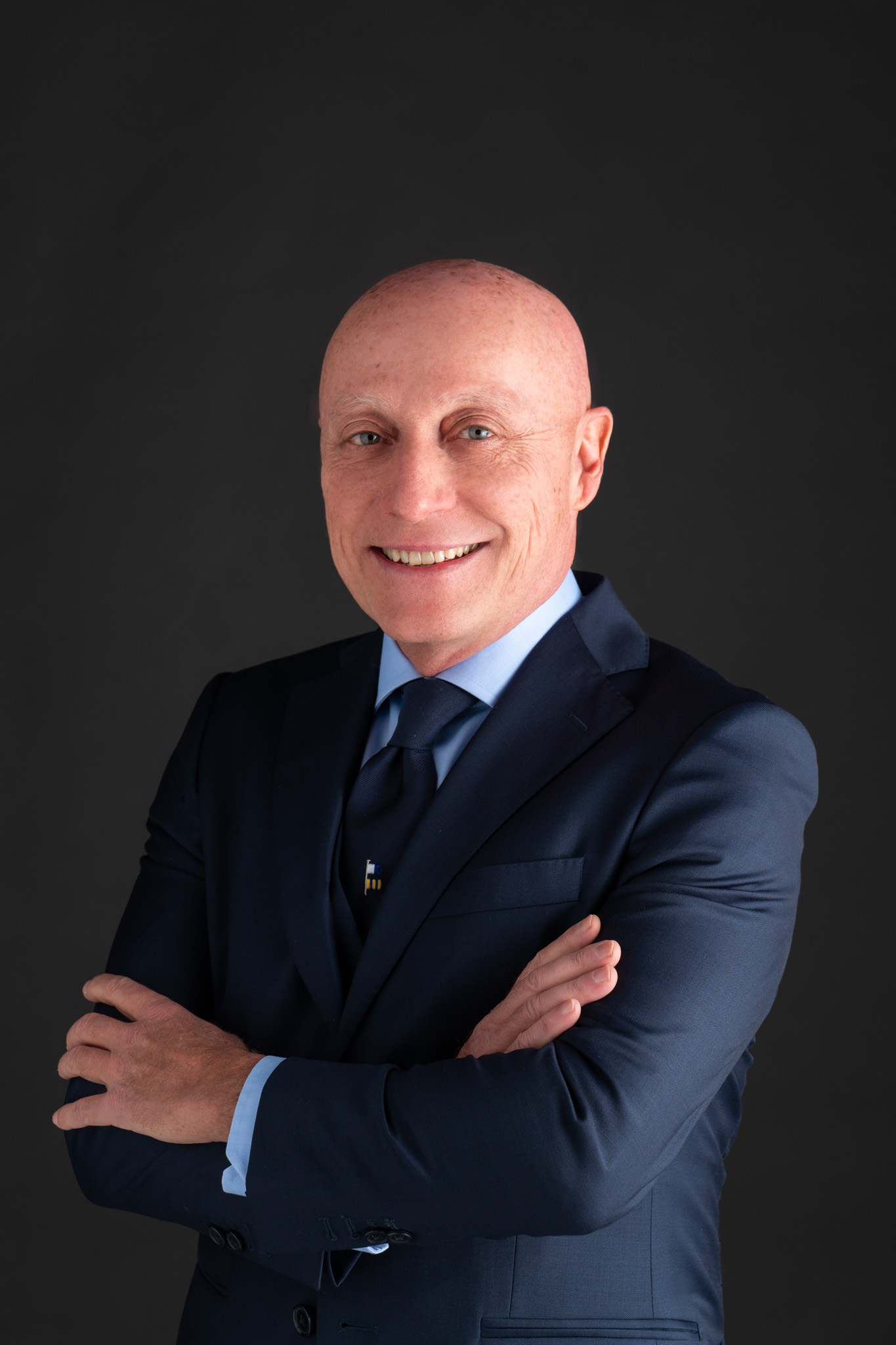 Fotografo-Ritratto-Business-Portrait-Headshot-2105 ritratto con mani incrociate