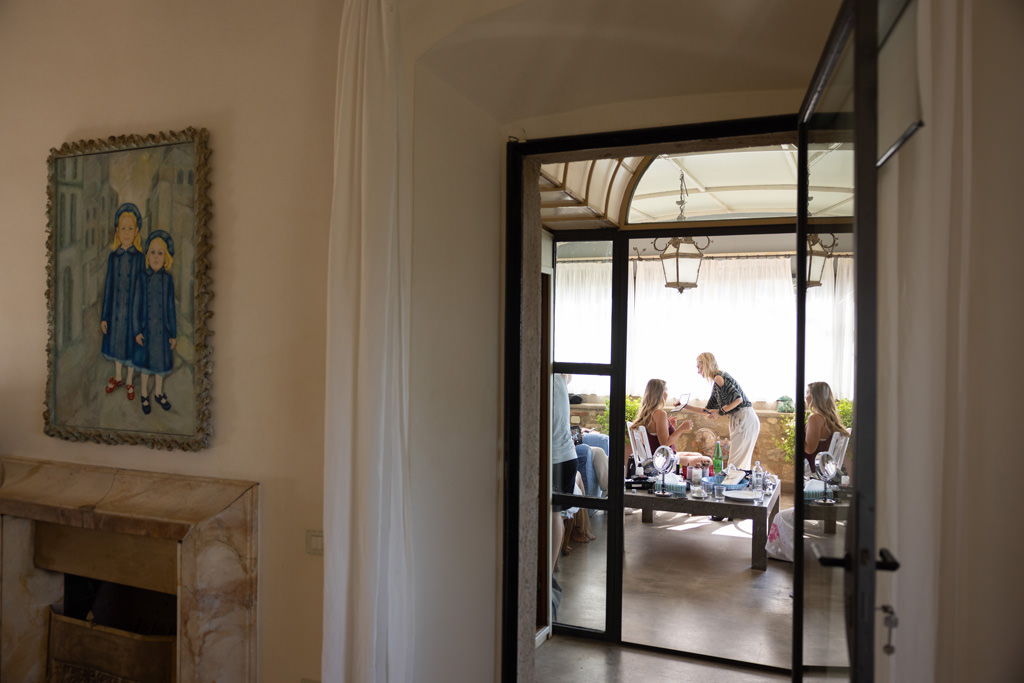 Destination Wedding Photographer Tuscany Italy La sposa al trucco