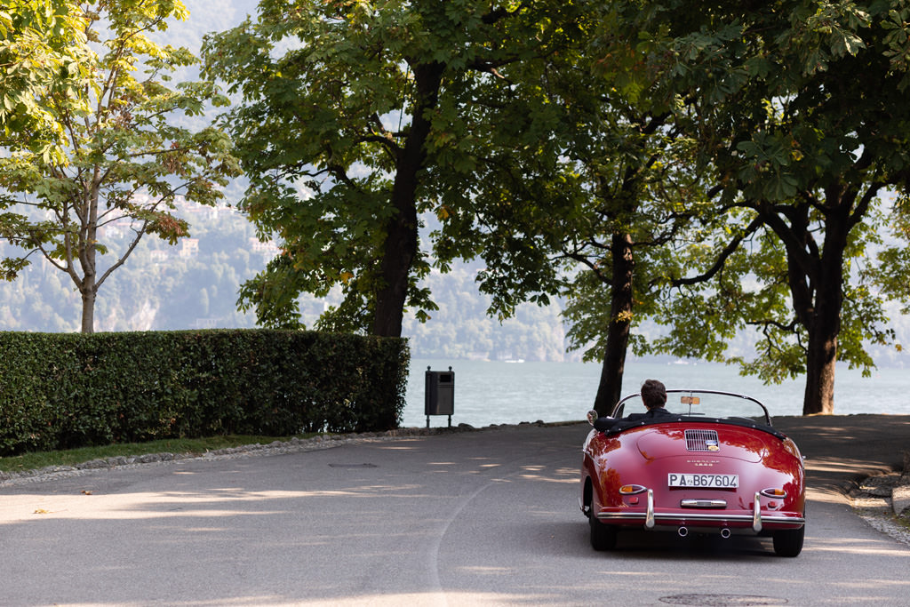 Uno sposo in macchina sul Lago di Como