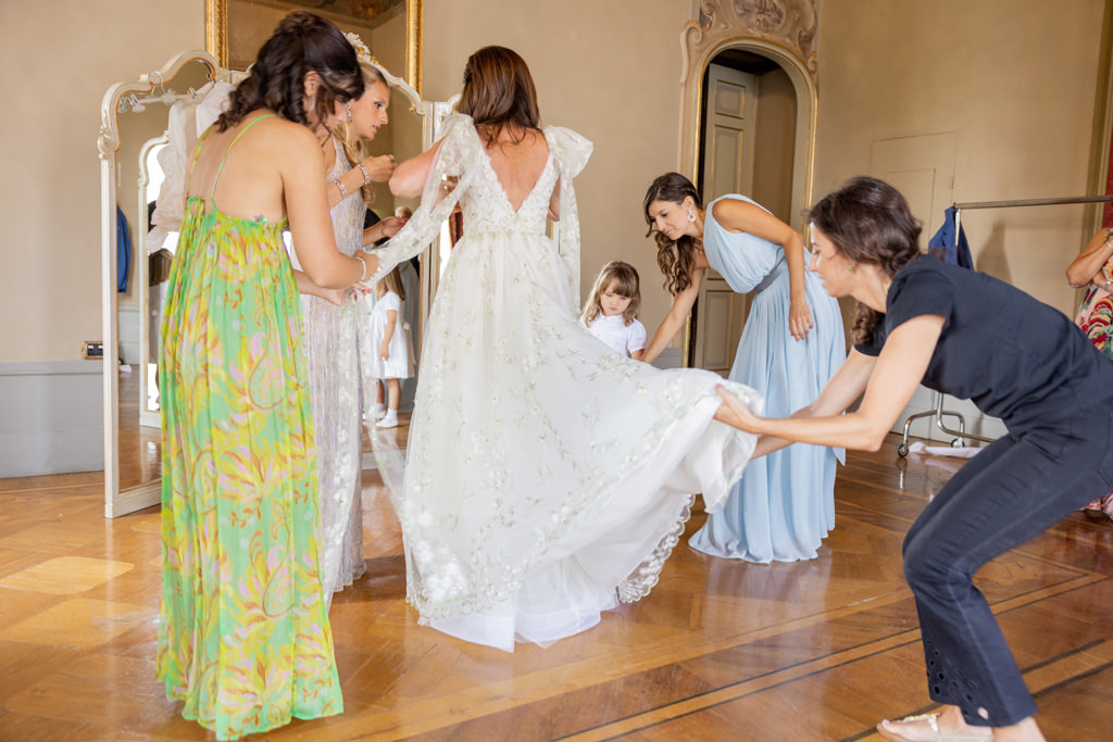 Una sposa che si veste a Villa Erba