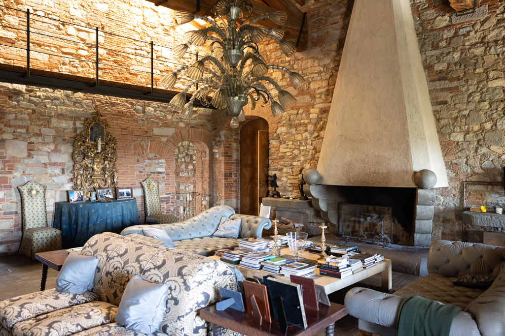 Destination Wedding Photographer Tuscany Italy La sala del castello Segalari