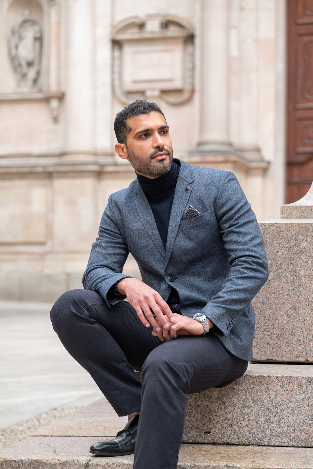 Ritratto di un ragazzo elegante seduto
