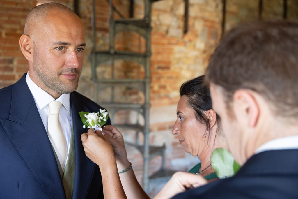 Destination Wedding Photographer Tuscany Italy Uno sposo che si prepara