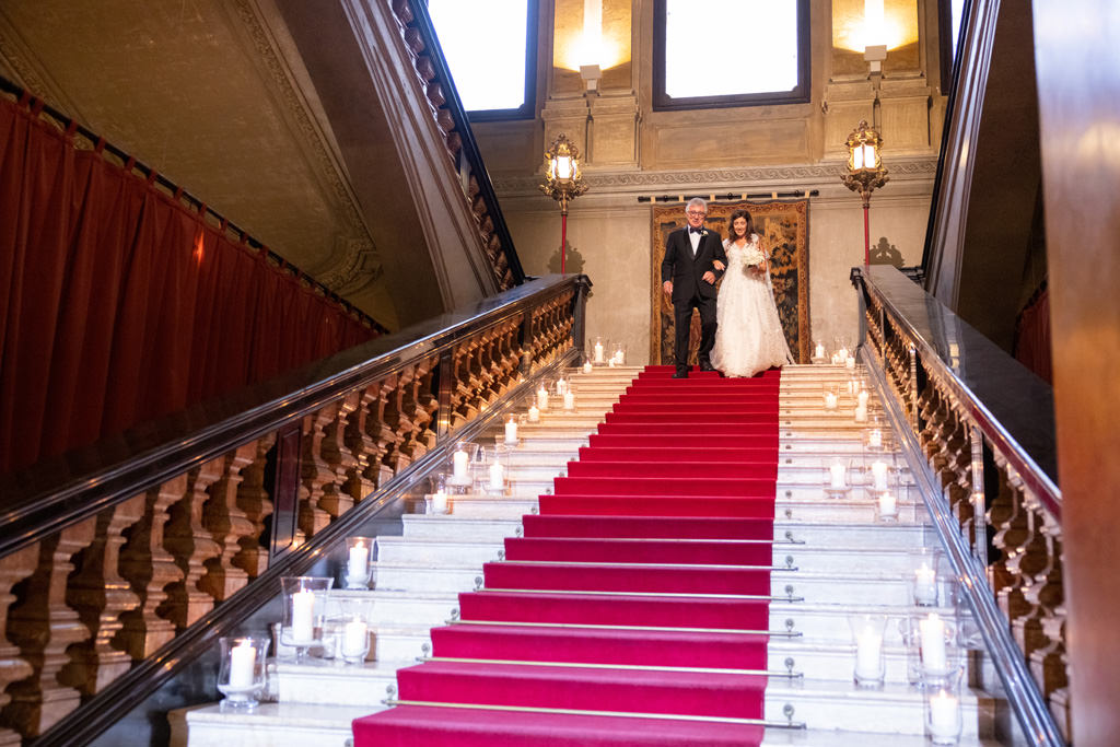 Una sposa che scende le scale a Villa Erba
