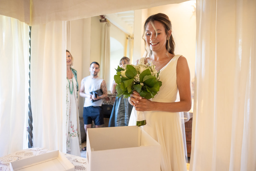 Destination Wedding Photographer Tuscany Italy Una sposa con il bouquet