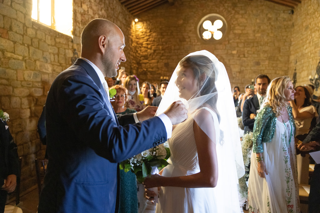 Destination Wedding Photographer Tuscany Italy Due sposi in una chiesa in Toscana
