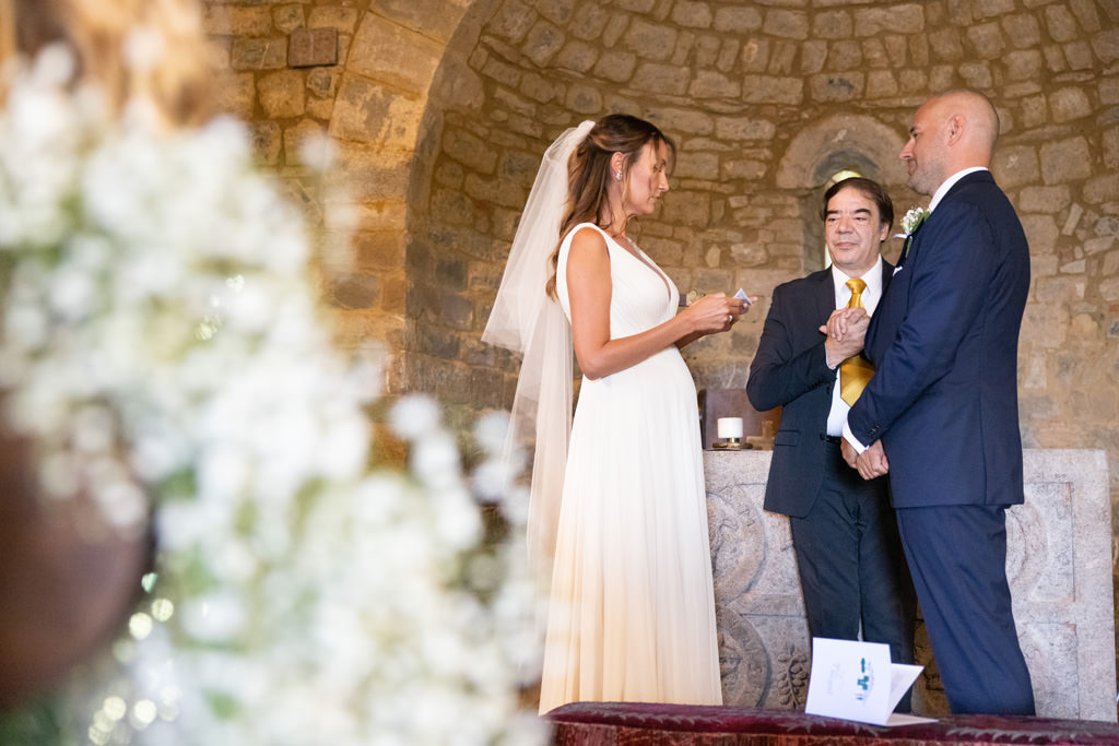 Destination Wedding Photographer Tuscany Italy Due sposi in chiesa