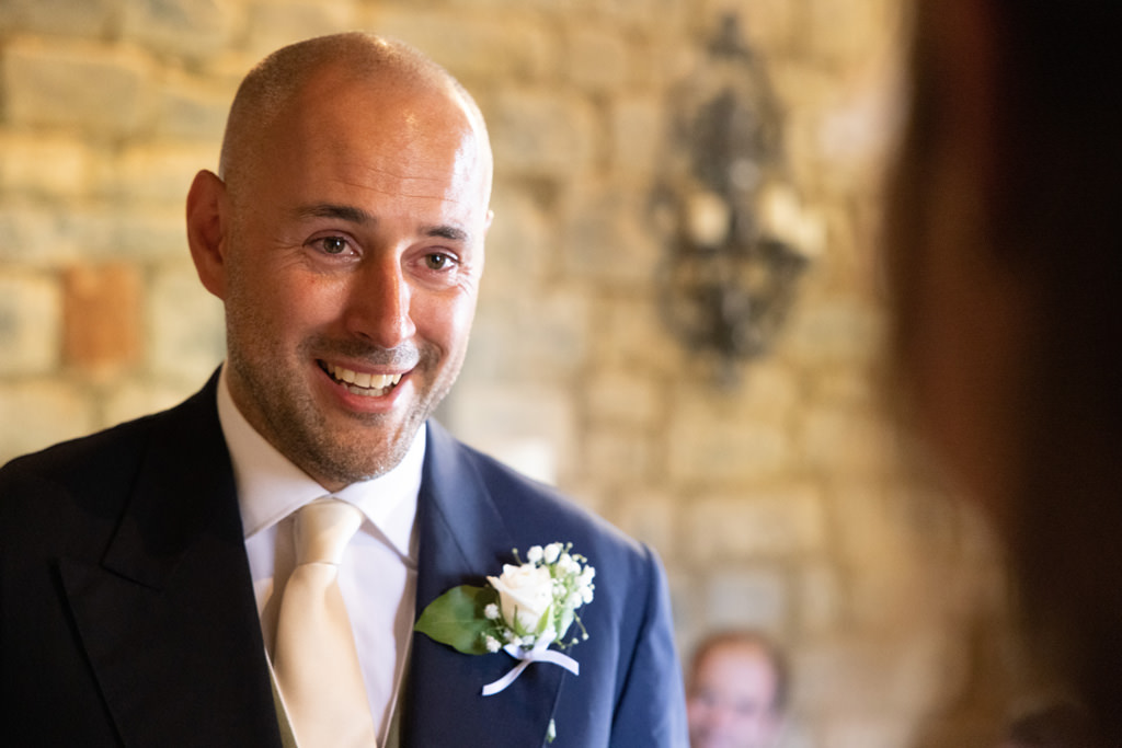 Destination Wedding Photographer Tuscany Italy Uno sposo in chiesa