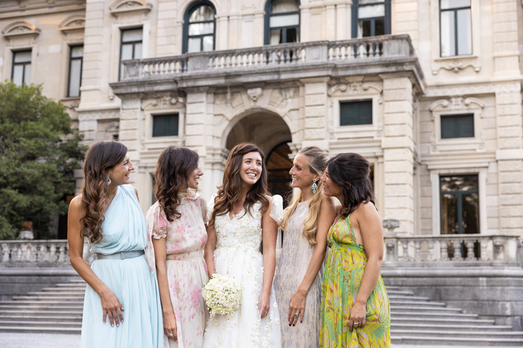 Una sposa con le damigelle a Villa Erba