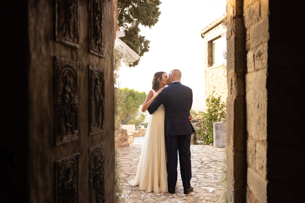 Destination Wedding Photographer Tuscany Italy Due sposi che si baciano