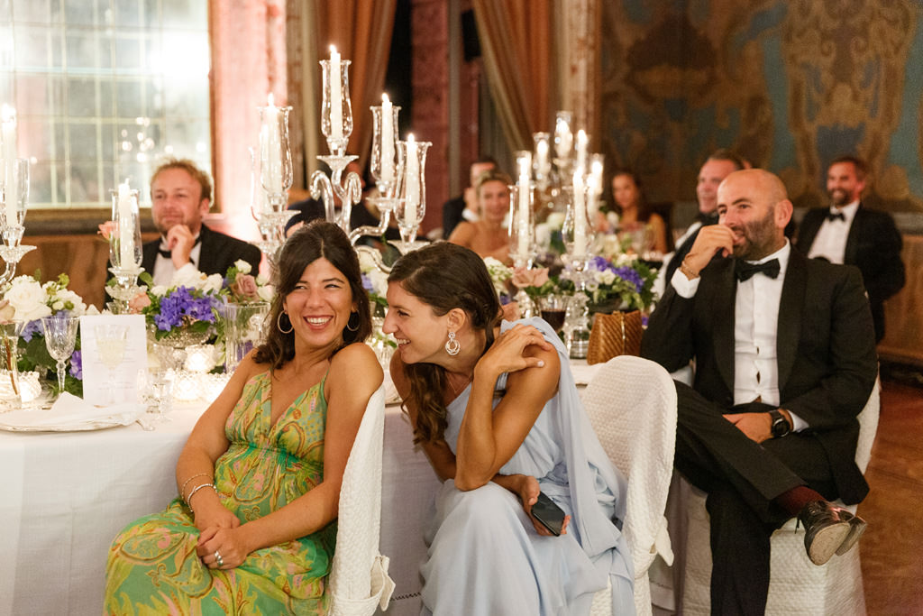 Due ragazze che ridono