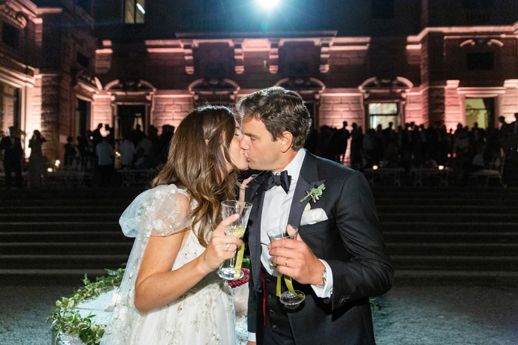 Due sposi che si baciano a Villa Erba