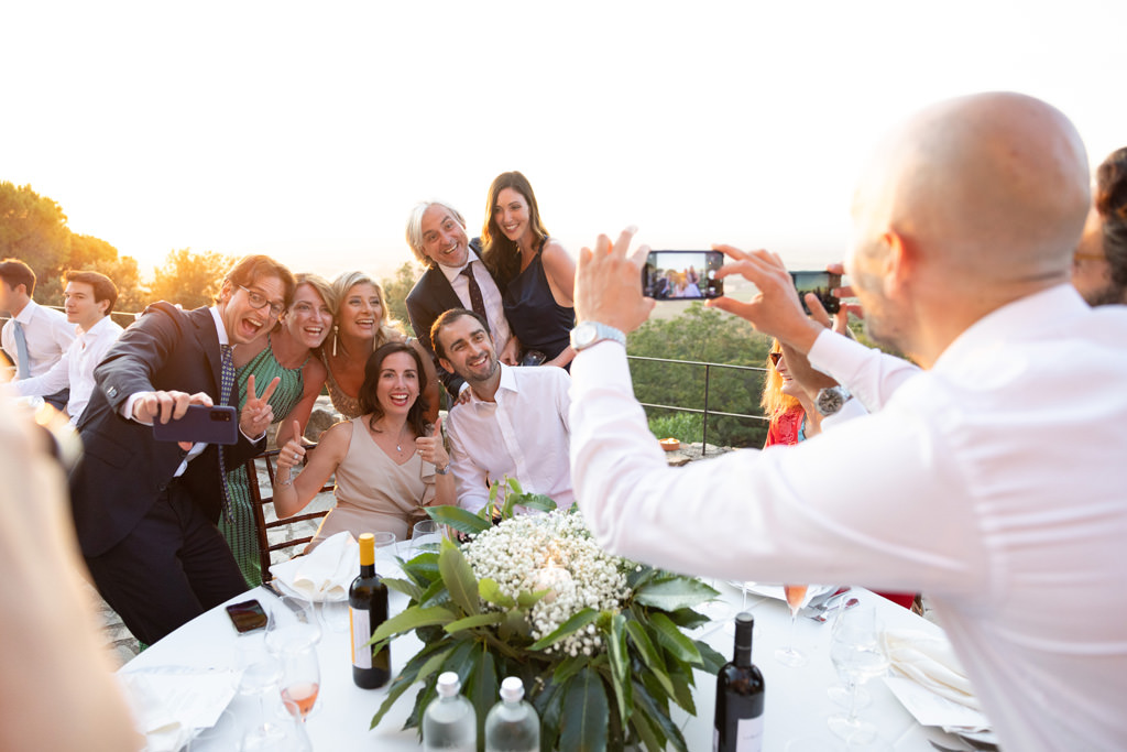 Destination Wedding Photographer Tuscany Italy Degli invitati che si scattano una foto