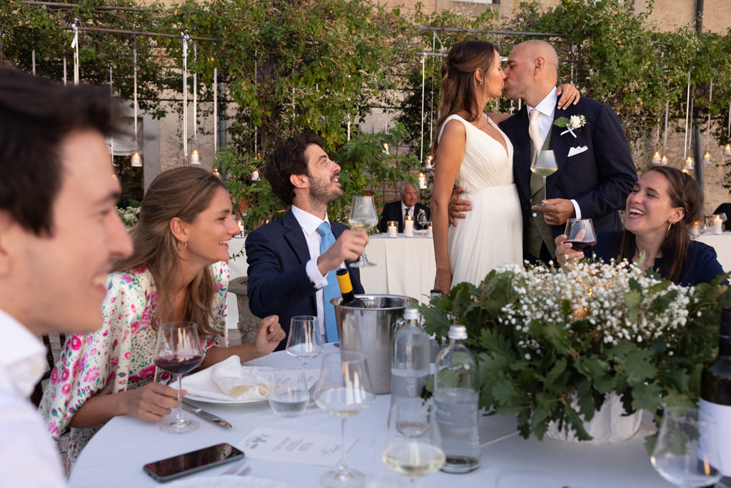 Destination Wedding Photographer Tuscany Italy Due sposi che si baciano
