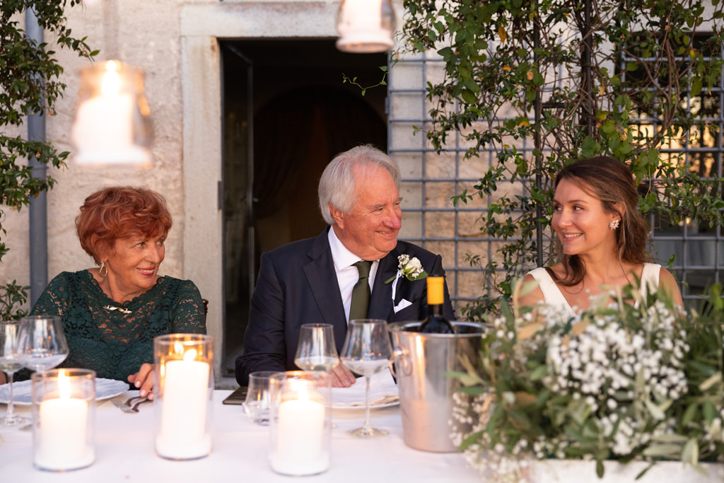 Destination Wedding Photographer Tuscany Italy Una sposa con i genitori al tavolo imperiale