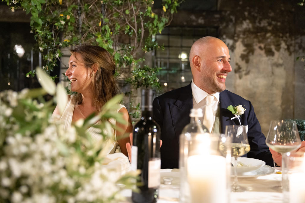 Destination Wedding Photographer Tuscany Italy Due sposi seduti al tavolo imperiale