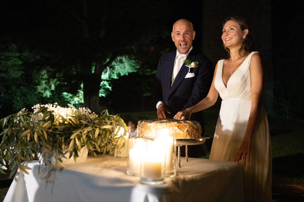 Destination Wedding Photographer Tuscany Italy Due sposi che tagliano la torta