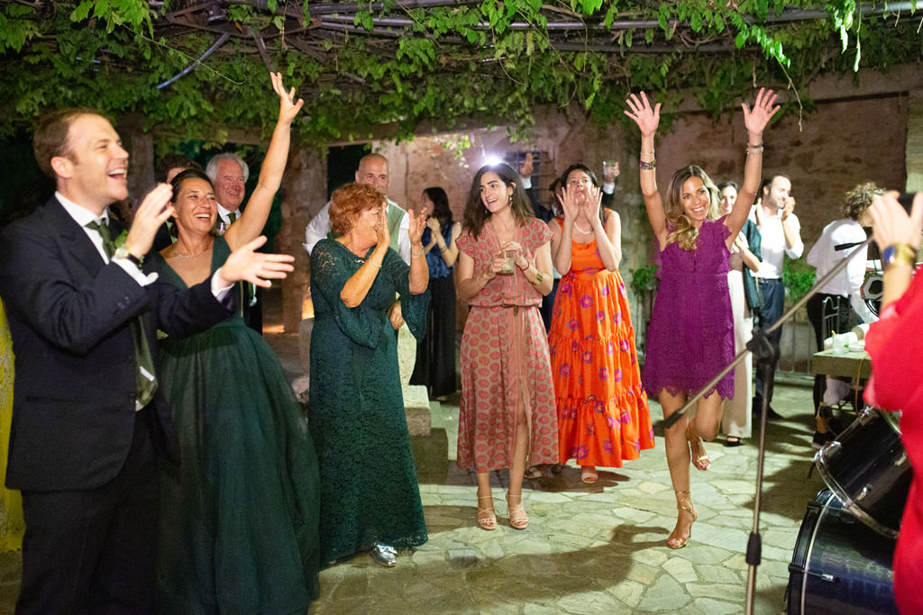 Destination Wedding Photographer Tuscany Italy Degli inviati che ballano