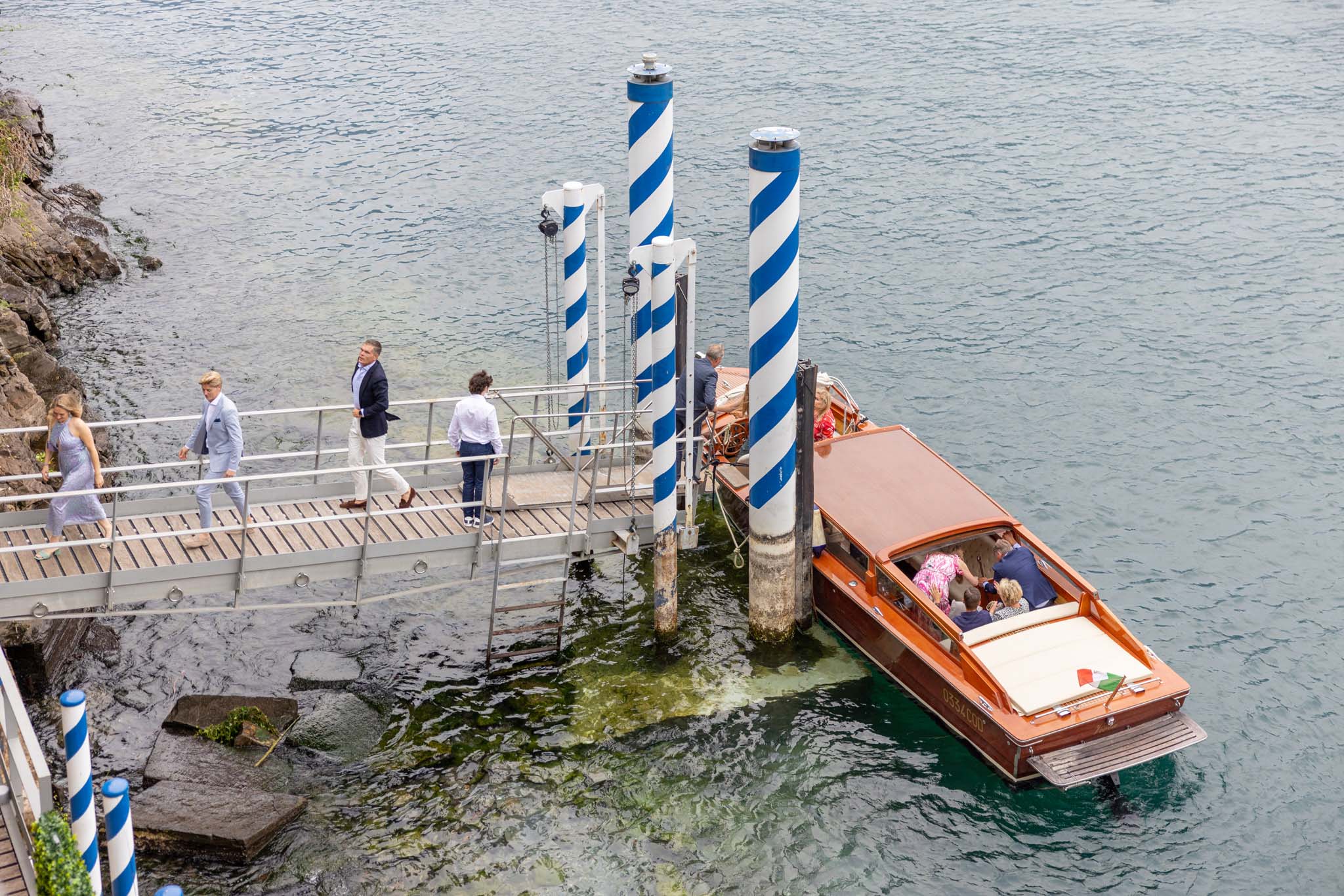 Destination Wedding Photographer Lake Como Nave con invitati sul lago di Como