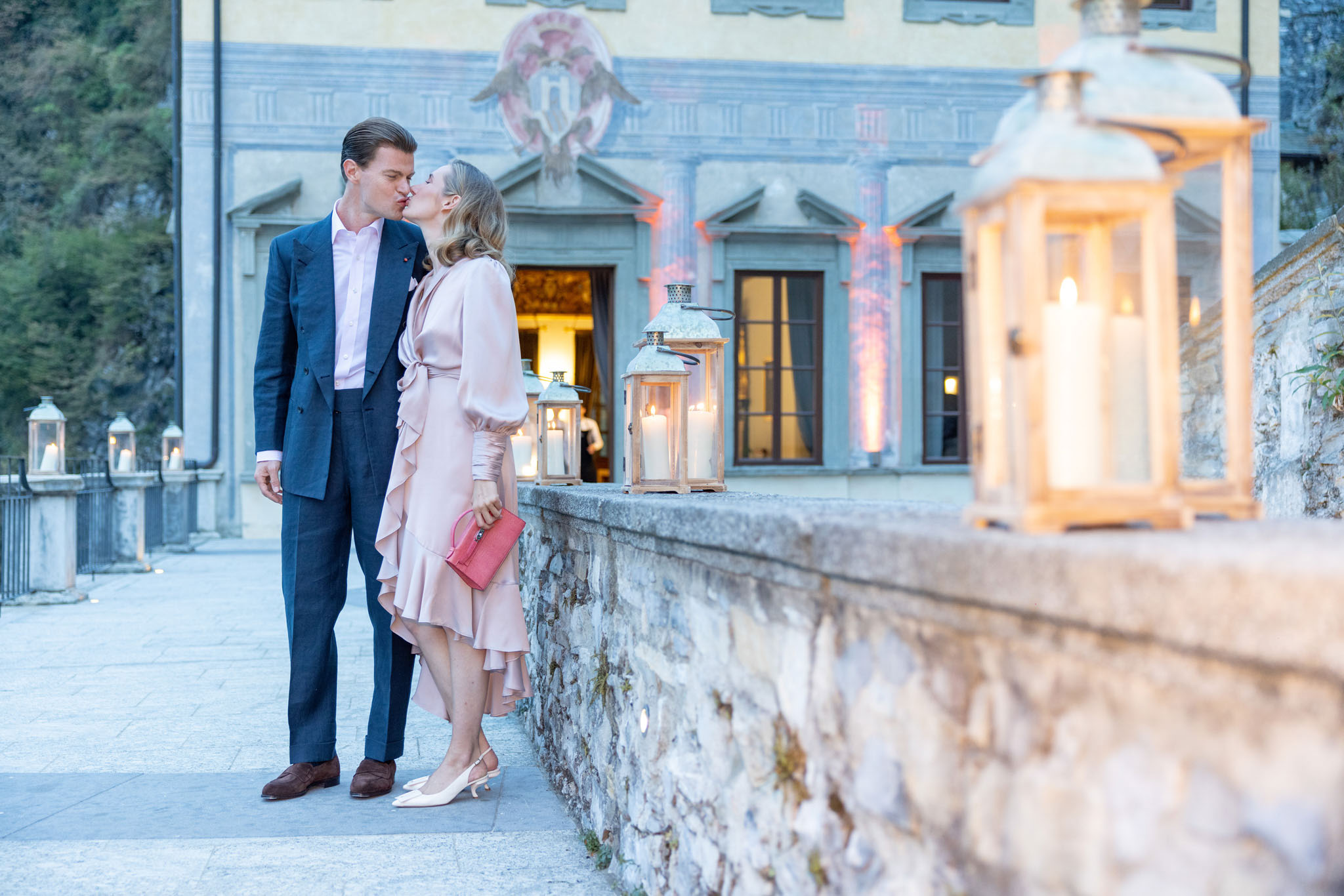 Destination Wedding Photographer Lake Como Sposi che si baciano nei pressi di una villa sul lago di Como
