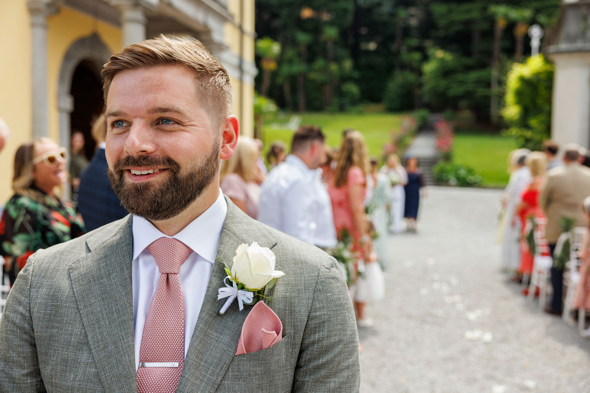 Destination Wedding Como Lake Sposo in attesa della sposa sull'altare al suo matrimonio