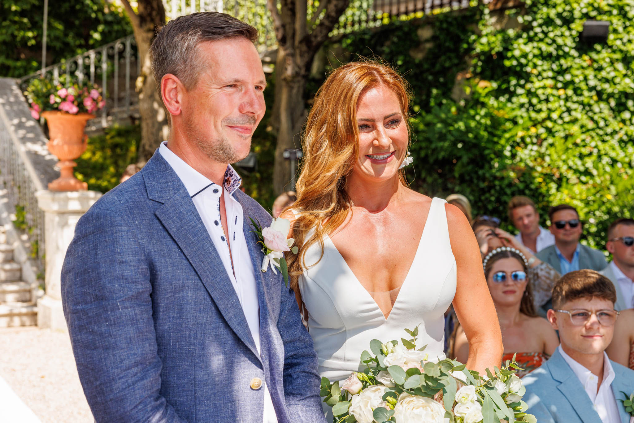 Destination Wedding Photographer Como Lake Gli sposi all'altare sul lago di Como