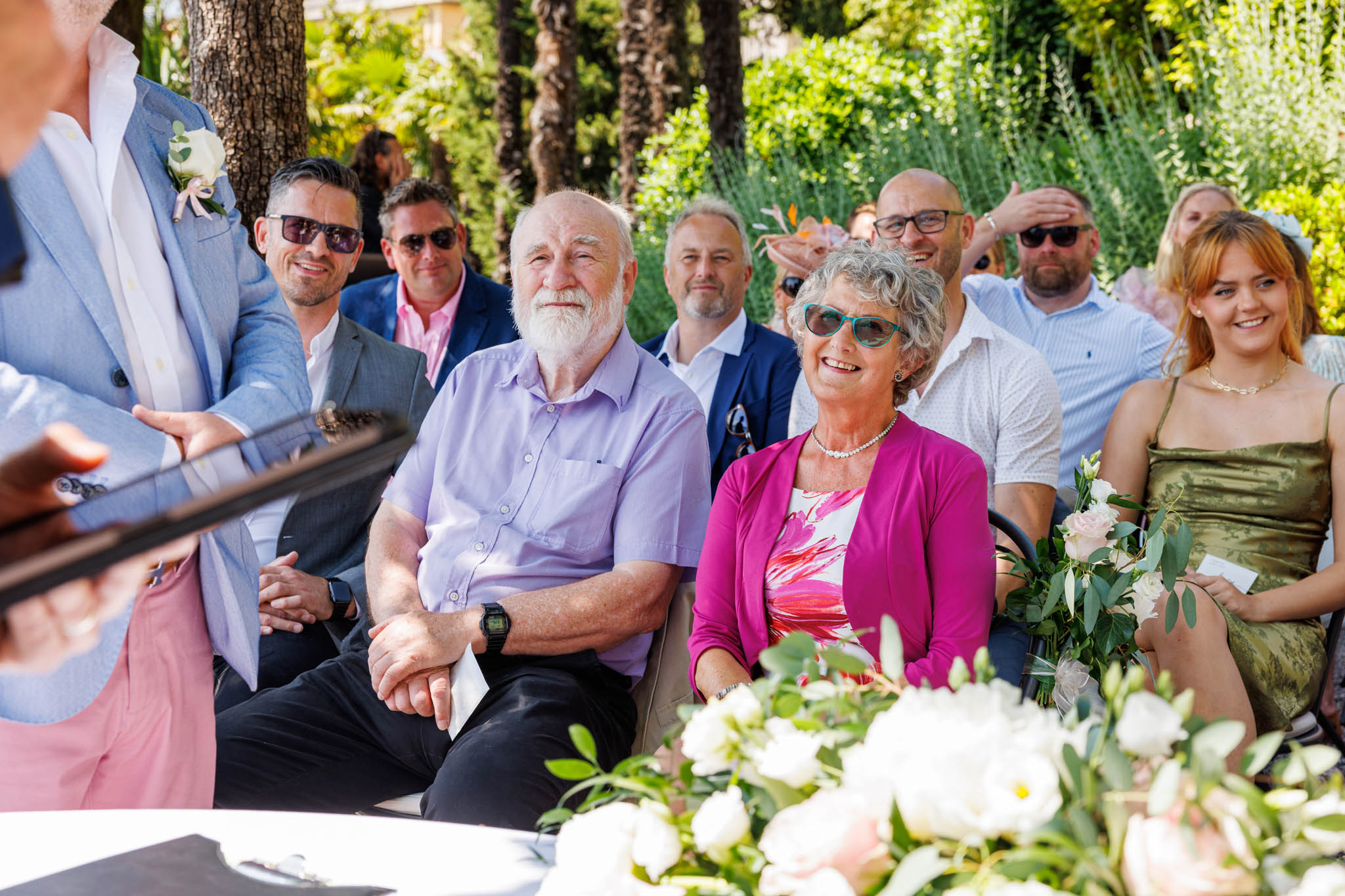 Destination Wedding Photographer Como Lake Gli invitati degli sposi emozionati per il loro matrimonio