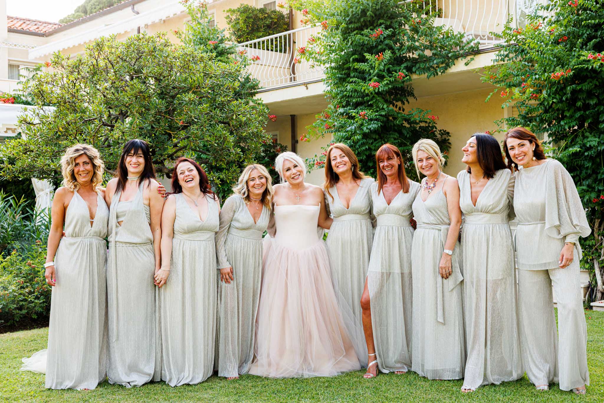 Destination Wedding Tuscany Una sposa insieme alle damigelle il giorno del suo matrimonio