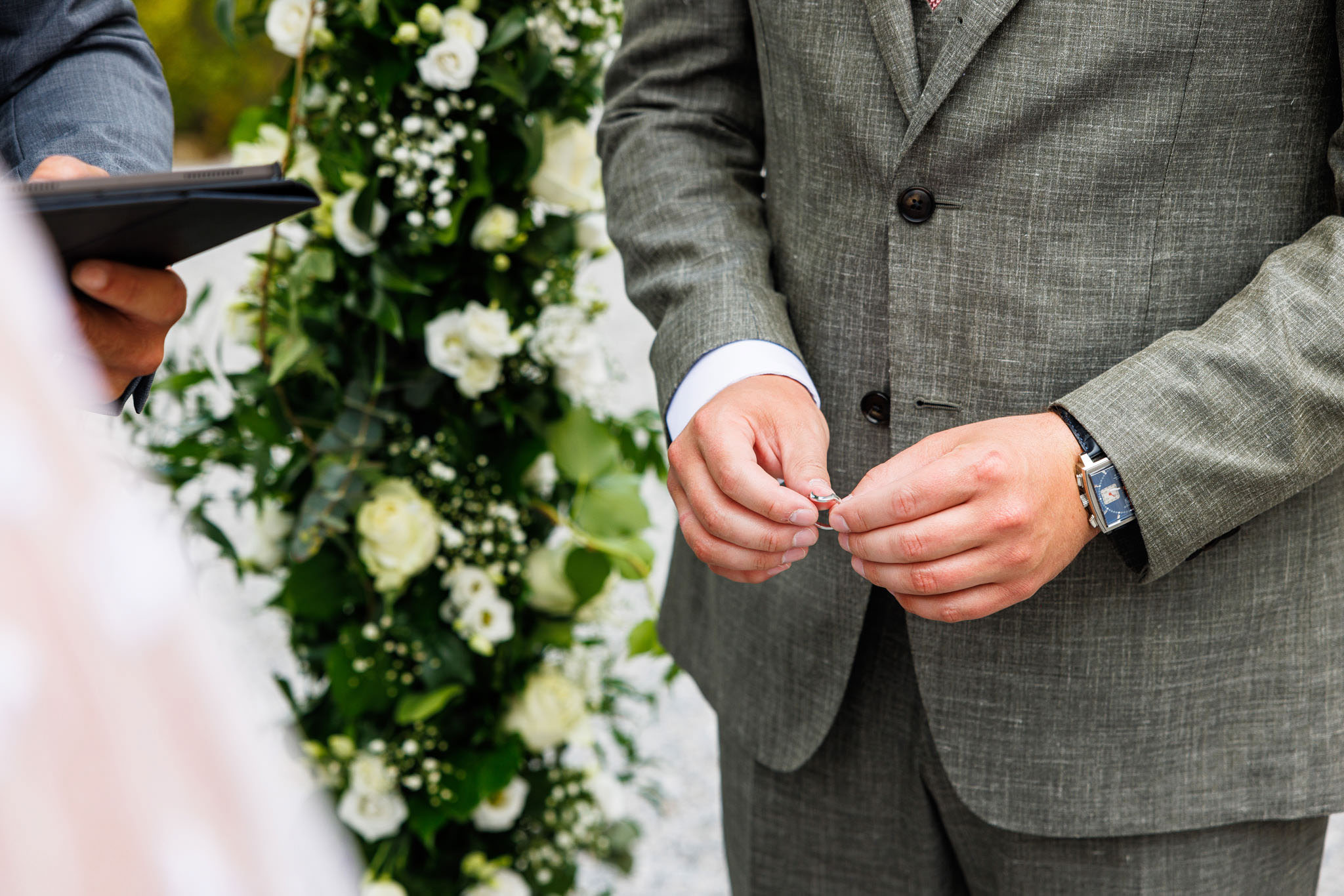 Destination Wedding Como Lake Sposo con anello al suo matrimonio
