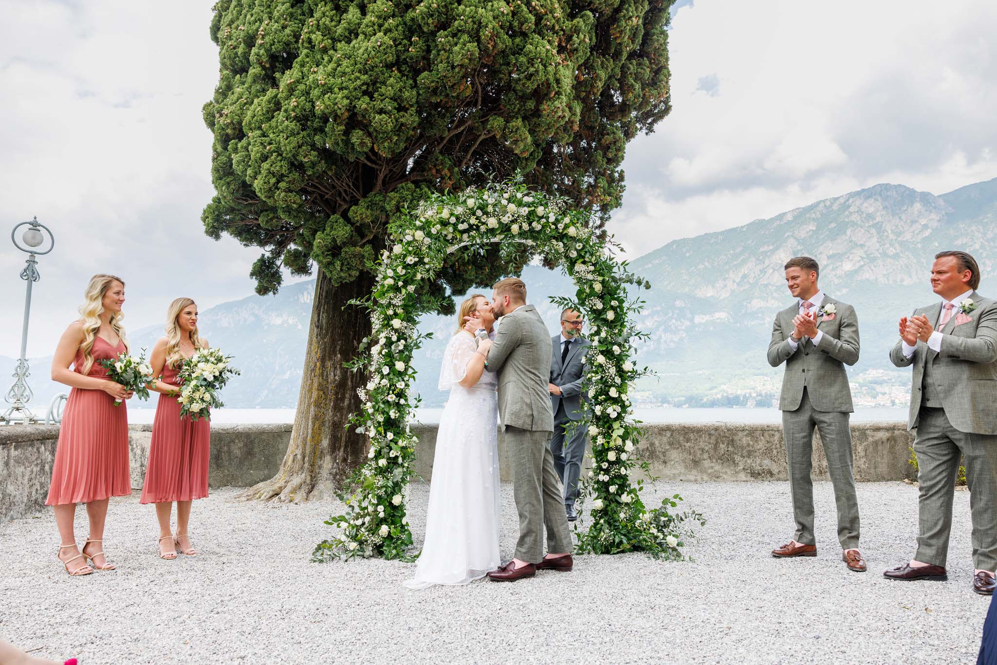 Destination Wedding Como Lake Bacio all'altare degli sposi al loro matrimonio
