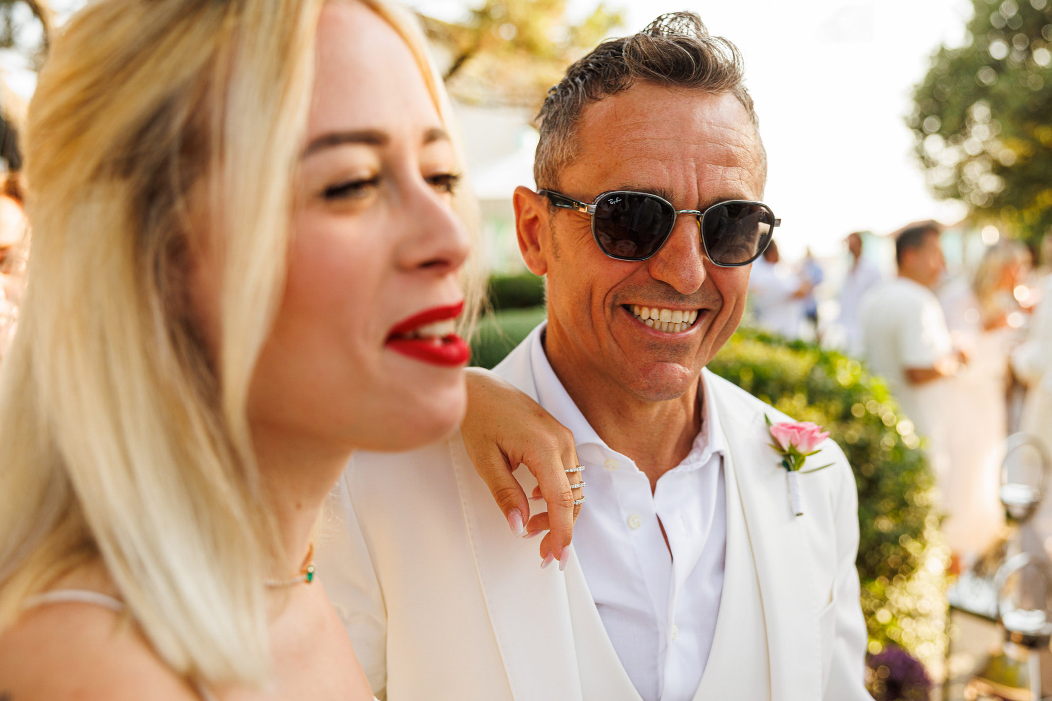 Destination Wedding Tuscany Uno sposo che si diverte con gli invitati il giorno del suo matrimonio