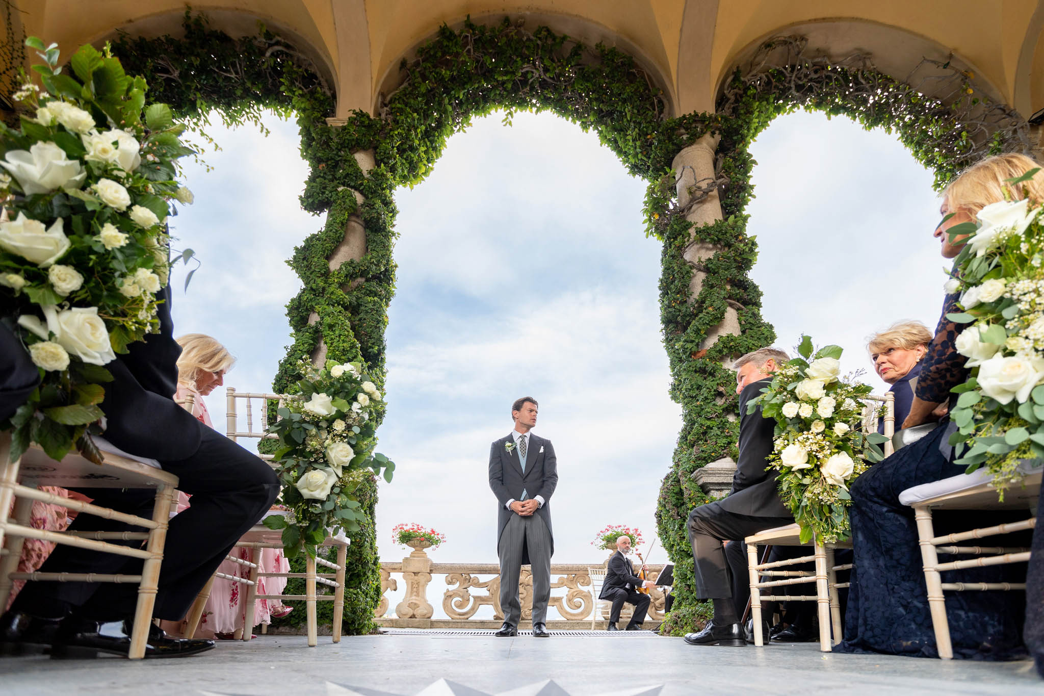 Destination Wedding Photographer Lake Como Uno sposo in attesa della sposa il giorno del suo matrimonio