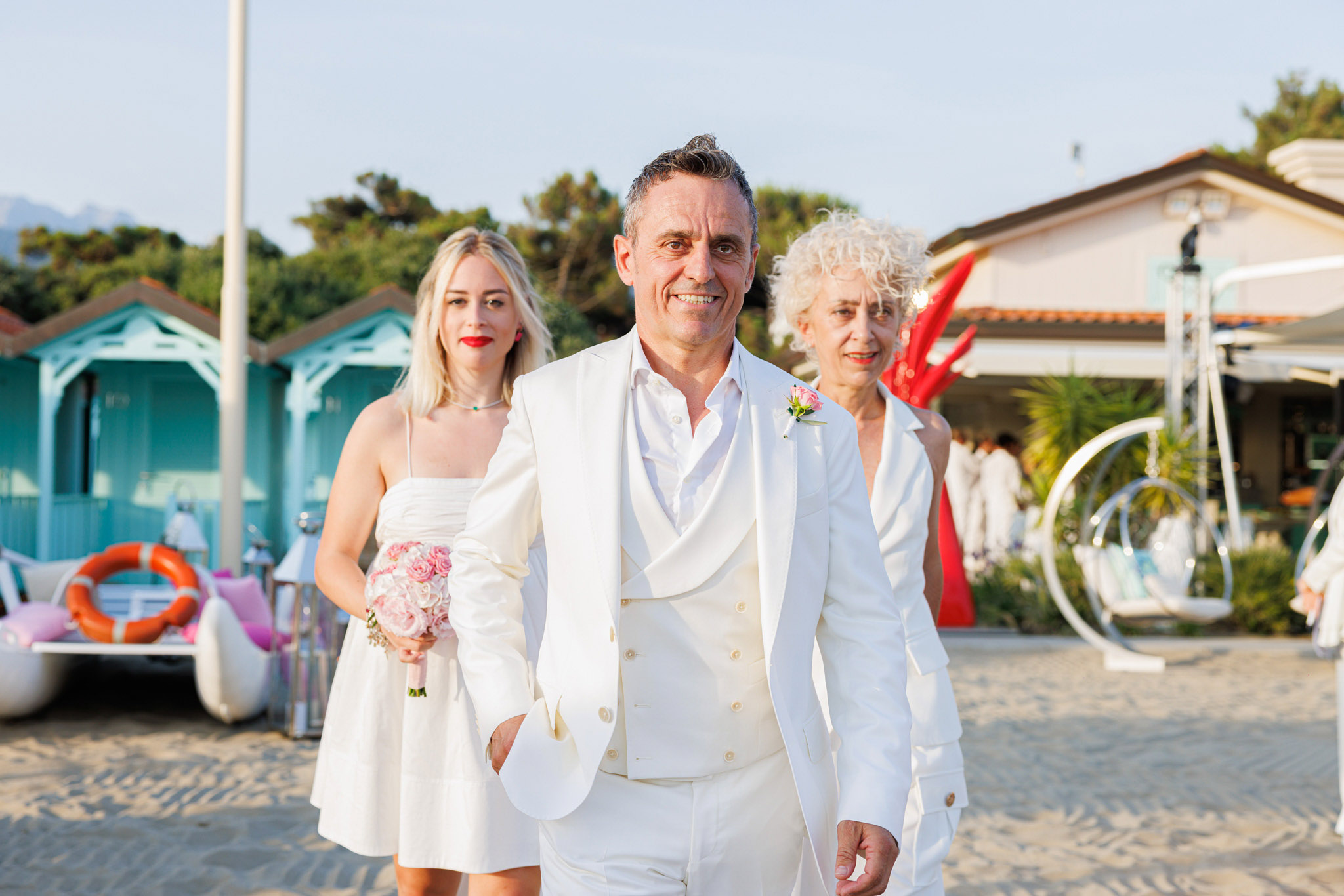Destination Wedding Tuscany Uno sposo con le damigelle il giorno del suo matrimonio
