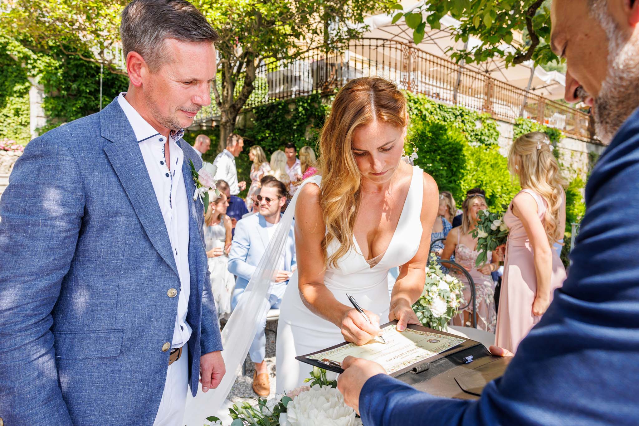 Destination Wedding Photographer Como Lake Gli sposi che firmano le dichiarazioni del loro matrimonio