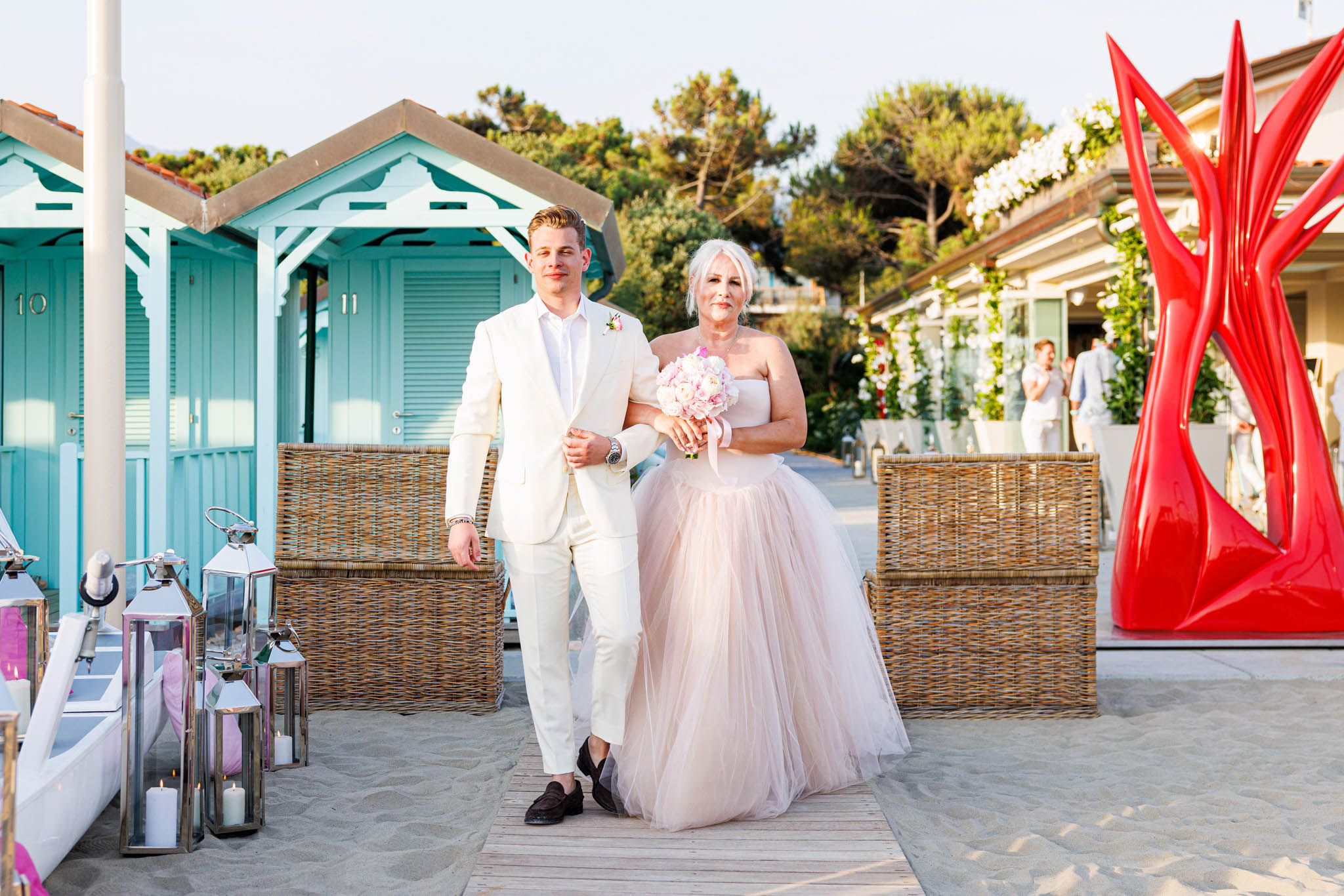 Destination Wedding Tuscany Una sposa insieme al suo accompagnatore il giorno del suo matrimonio