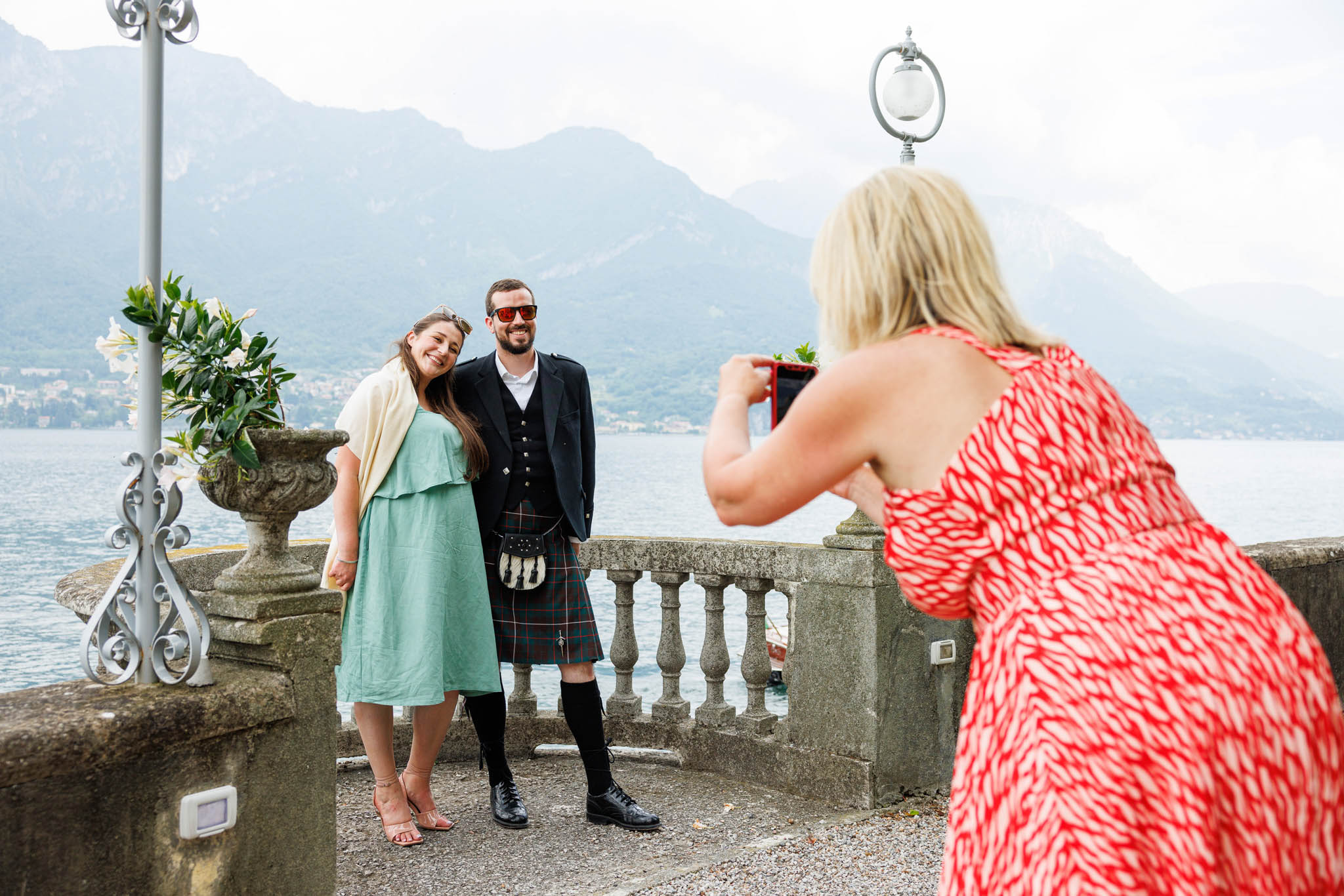 Destination Wedding Como Lake Invitati che scattano foto al matrimonio sul lago di Como