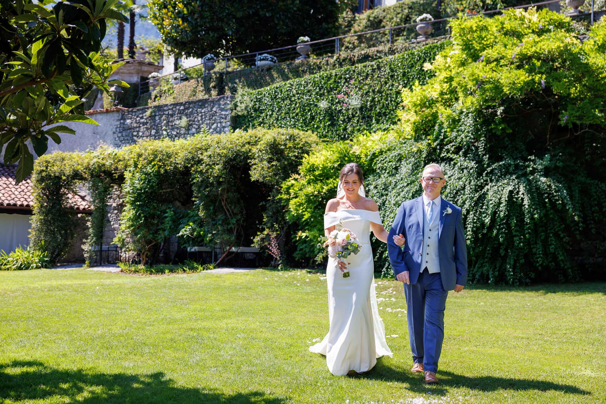 Destination Wedding Photographer Como Una sposa e suo padre ai piedi della cerimonia