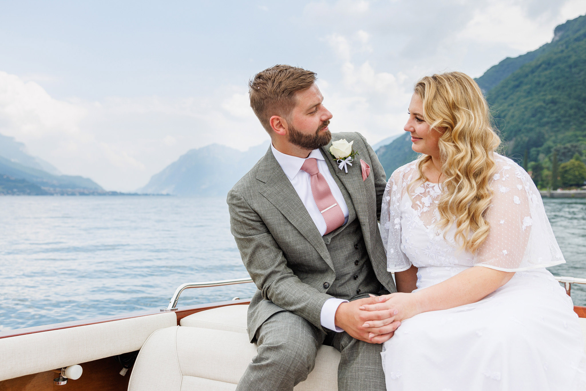 Destination Wedding Como Lake Sposi che si guardano in barca sul lago di como