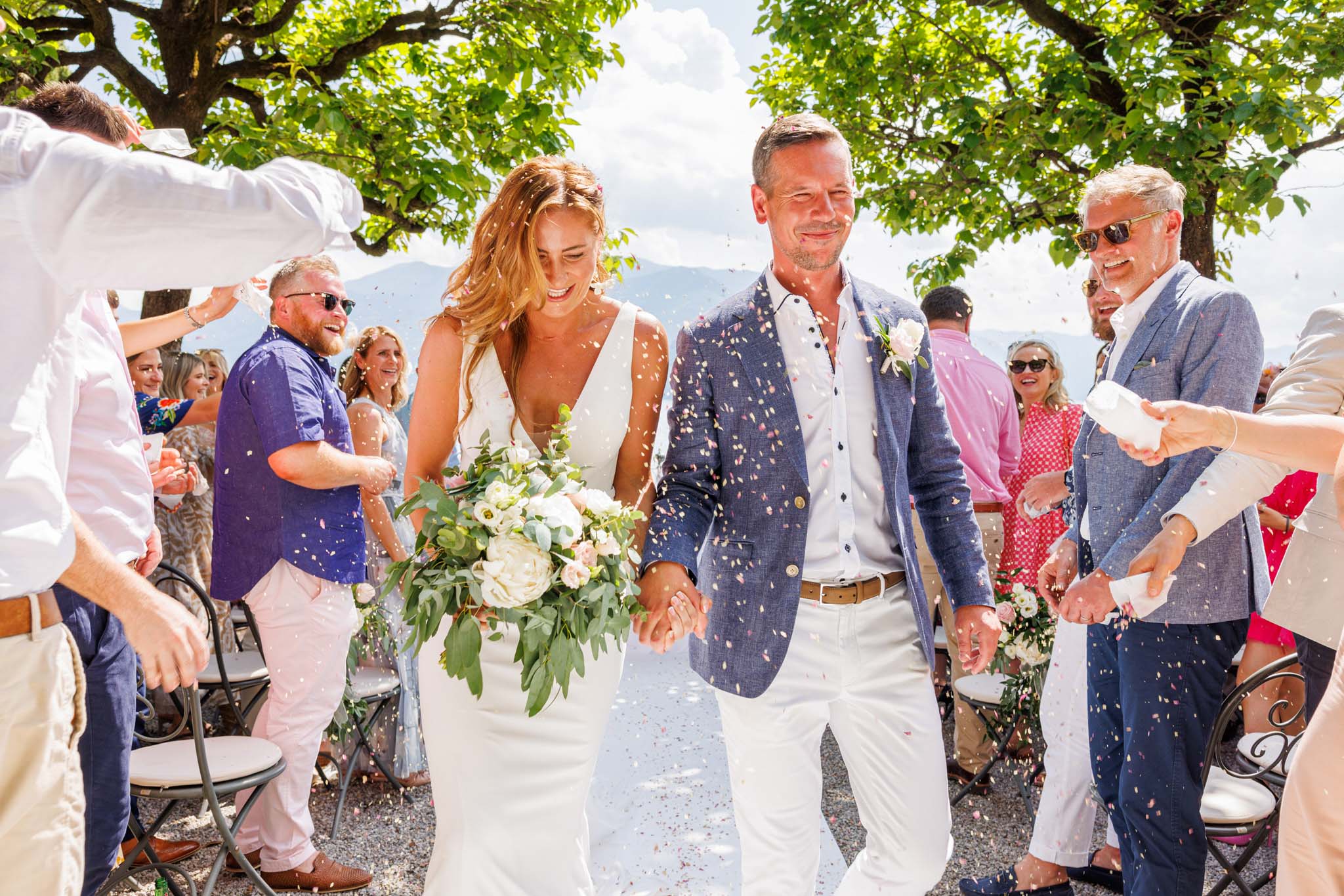 Destination Wedding Photographer Como Lake Gli sposi che camminano sulla navata al loro matimonio