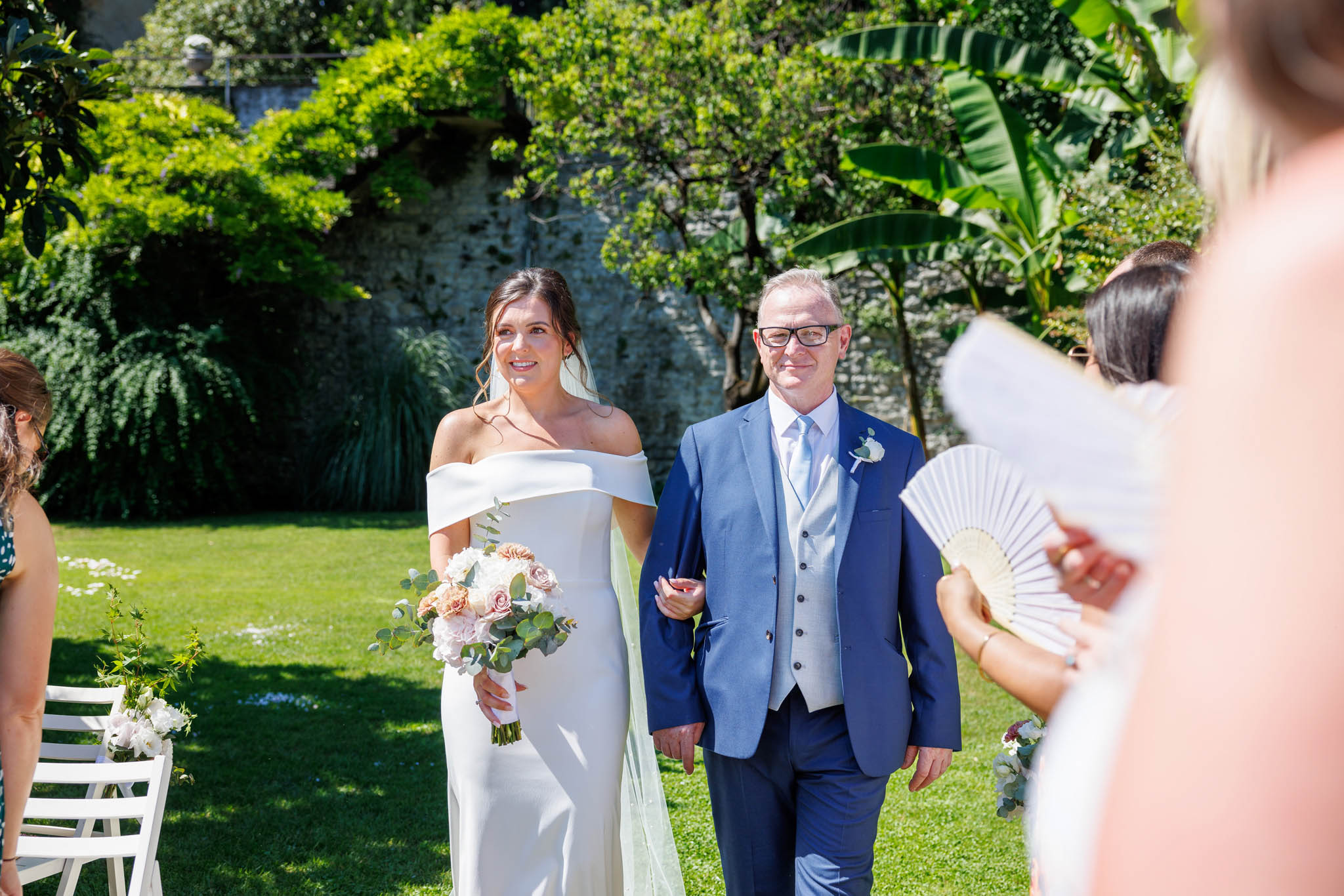 Destination Wedding Photographer Como Una sposa e suo padre ai piedi della cerimonia