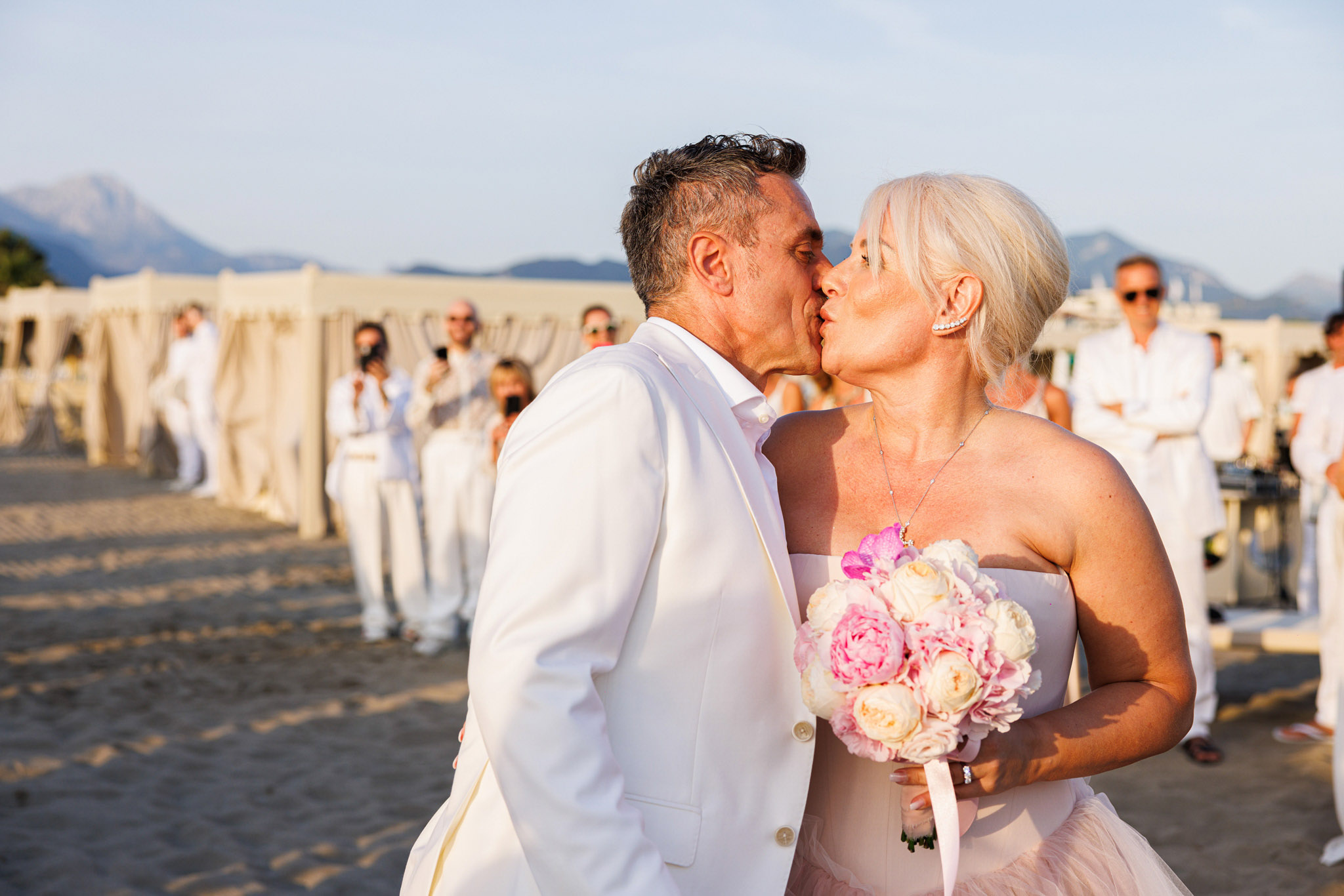 Destination Wedding Tuscany Una coppia di sposi che si baciano il giorno del loro matrimonio